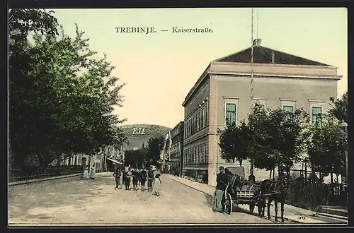 AK Trebinje, Kaiserstrasse mit Passanten, Soldat mit Kutsche