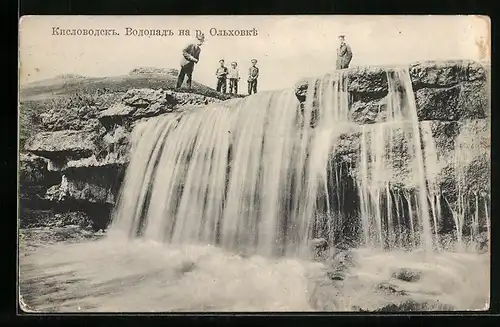 AK Kislowodsk, Jungen stehen oberhalb eines Wasserfalls