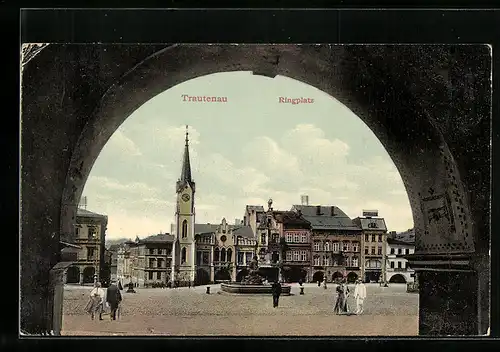 AK Trautenau, Passanten auf dem Ringplatz