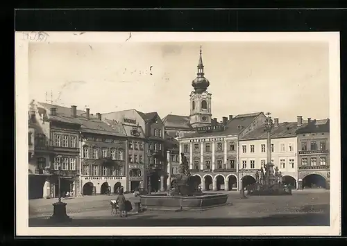 AK Trautenau, am Brunnen auf dem Hauptplatz