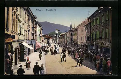 AK Villach, Passanten auf dem Hauptplatz