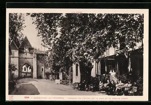 AK Barbotan-les-Thermes, Terrasse de L`Hotel de la Paix et la Vieille Porte