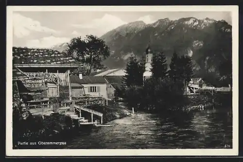 AK Oberammergau, Uferaprtie mit Bergen