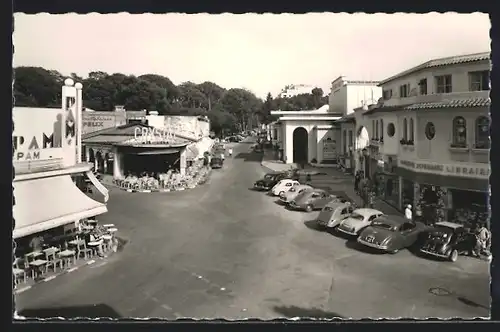 AK Juan-les-Pins /Côte d`Azur, Carrefourt du Casino, Au fond: la pinède