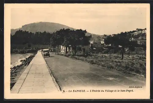 AK La Napoule, L`Entrée du Village et le San-Peyré