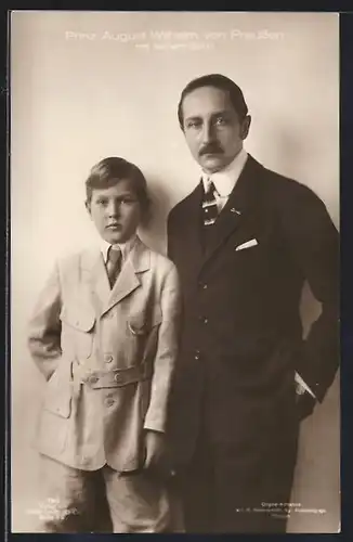 AK Prinz August Wilhelm von Preussen mit seinem Sohn im Anzug