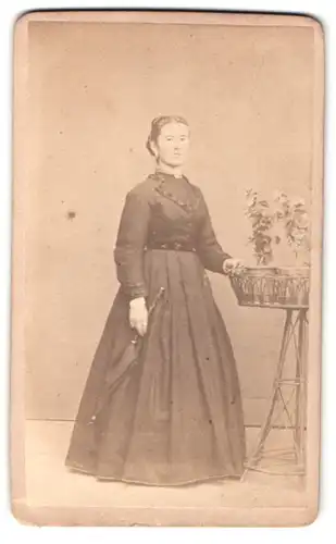 Fotografie unbekannter Fotograf und Ort, schöne Frau im schwarzen Kleid
