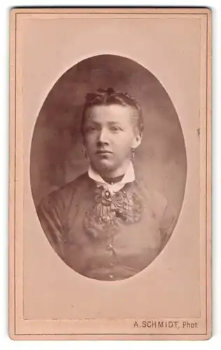 Fotografie A. Schmidt, Pforzheim, Portrait schönes Fräulein mit Brosche am Kragen