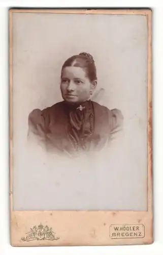 Fotografie W. Högler, Bregenz, Portrait schöne Dame im schwarzen Kleid
