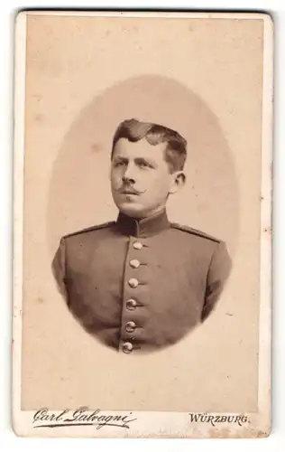 Fotografie Carl Gabragni, Würzburg, Portrait Soldat in interessanter Uniform