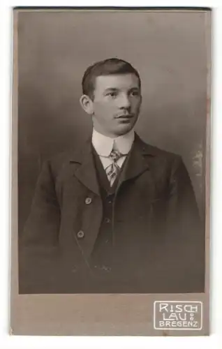 Fotografie C. Risch-Lau, Bregenz, Portrait charmanter Herr mit Krawatte im Anzug