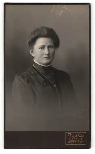 Fotografie C. Risch-Lau, Bregenz, Portrait bezaubernde Frau im schwarzen Kleid