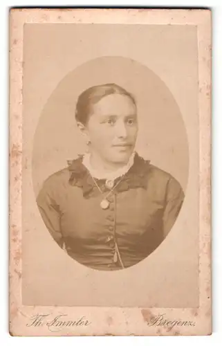 Fotografie Th. Immler, Bregenz, Portrait hübsches Fräulein mit Brosche am Kragen