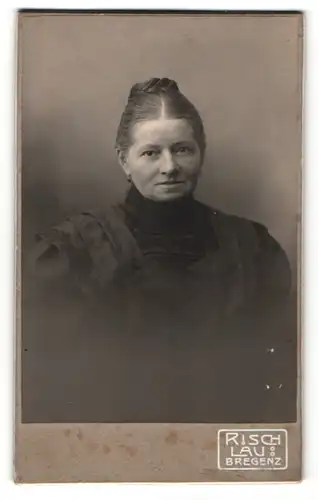 Fotografie C. Risch-Lau. Bregenz, Portrait charmante Frau im schwarzen Kleid