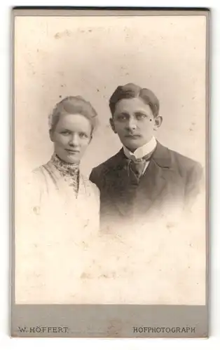 Fotografie W. Höffert, Berlin, Portrait charmanter Herr mit Frau