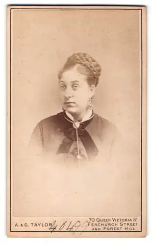 Fotografie A. & G. Taylor, London, Portrait charmanter Dame mit Brosche am Kragen