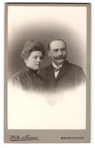 Fotografie Wilh. Thieme, Halberstadt, Portrait stattlicher Herr mit Frau