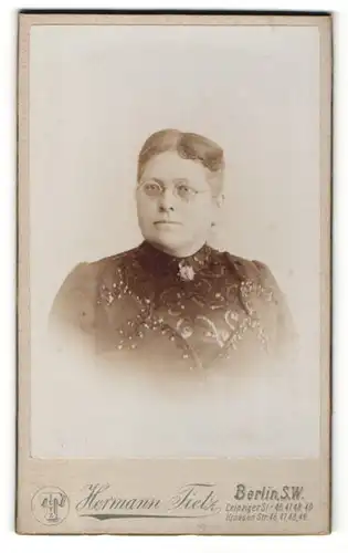 Fotografie Hermann Tietz, Berlin, Portrait bezaubernde Dame in bestickter Bluse