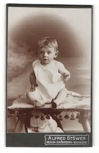 Fotografie Alfred Stöwer, Berlin, Portrait süsses Kleinkind im weissen Kleidchen