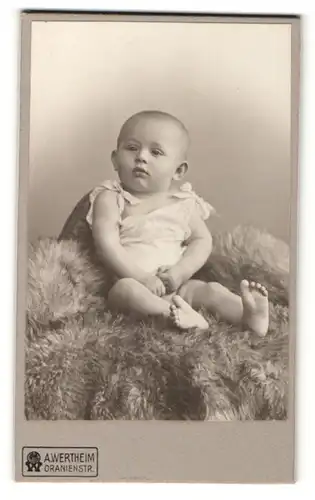 Fotografie A. Wertheim, Berlin, Portrait niedliches Kleinkind im weissen Kleidchen