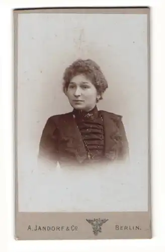 Fotografie A. Jandorf & Co., Berlin, Portrait dunkelhaarige Frau im schwarzen Kleid