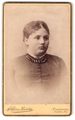 Fotografie Möhlen & Knirim, Hannover, Portrait elegante Dame in schwarzer Bluse