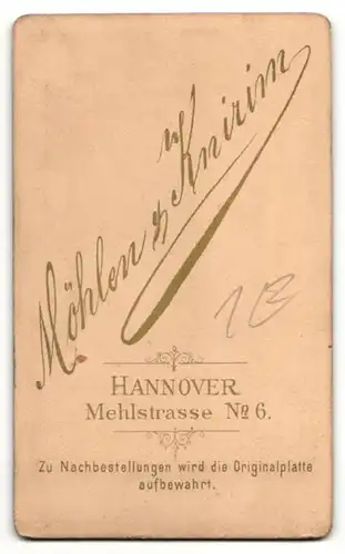 Fotografie Möhlen & Knirim, Hannover, Portrait elegante Dame in schwarzer Bluse