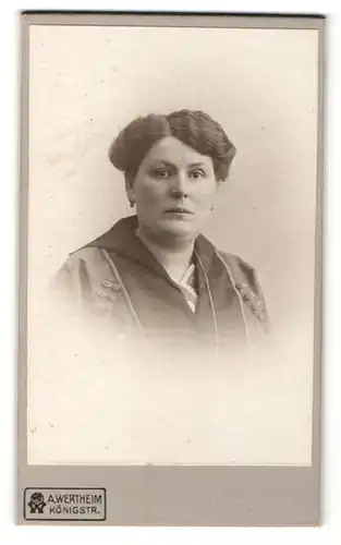 Fotografie A. Wertheim, Berlin, Portrait charmante Frau im Kleid