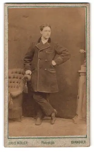 Fotografie Louis Müller, Hannover, Portrait junger Herr im Anzug