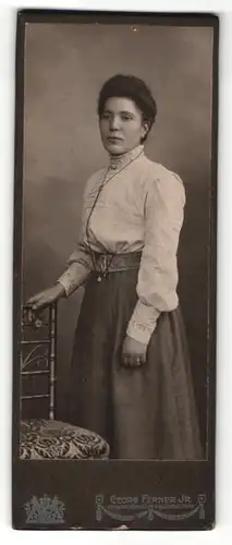 Fotografie Georg Ferner Jr., Kaiserslautern, Portrait hübsche Dame in modischer Bluse und Rock