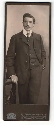 Fotografie Georg Ferner Jr., Kaiserslautern, Portrait bürgerlicher Herr im Anzug mit Krawatte