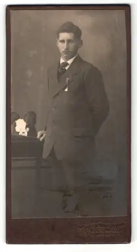 Fotografie Rudolf Högler, Bregenz, Portrait charmanter Herr im Anzug mit Krawatte