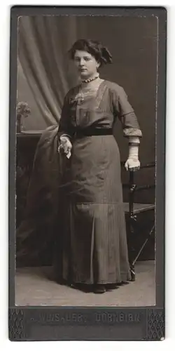 Fotografie Albert Winsauer, Dornbirn, Portrait modisch gekleidete Dame an Stuhl gelehnt