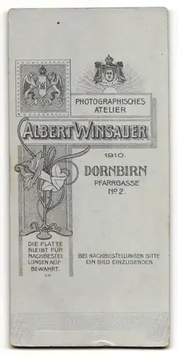 Fotografie Albert Winsauer, Dornbirn, Portrait modisch gekleidete Dame an Stuhl gelehnt