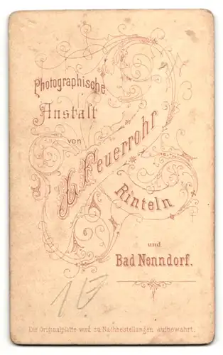 Fotografie L. Feuerrohr, Rinteln, Portrait stattlicher Herr im Anzug mit Fliege und Schnurrbart