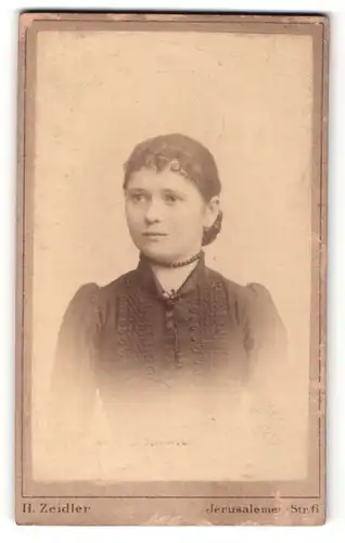 Fotografie H. Zeidler, Berlin-SW, Portrait junge Dame im hübschen Kleid mit Halskette