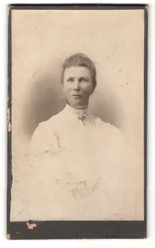 Fotografie Wilhelm Klopp & Co., Braunschweig, Portrait bürgerliche Dame in zeitgenössischer Kleidung