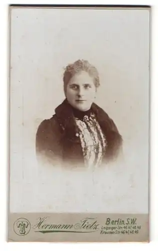 Fotografie Hermann Tietz, Berlin-SW, Portrait hübsche Dame mit zurückgebundenem Haar