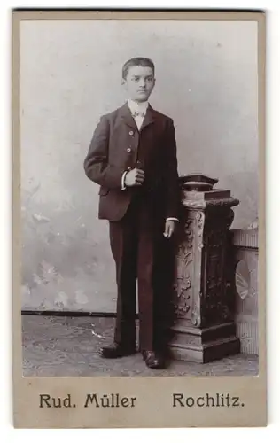 Fotografie Rud. Müller, Rochlitz, Portrait junger Mann im Anzug mit Krawatte