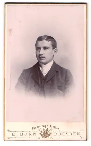 Fotografie E. Born, Dresden, Portrait junger Herr im Anzug mit Krawatte