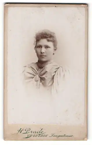 Fotografie H. Brade, Vegesack, Portrait junge Dame im eleganten Kleid mit Kragenbrosche