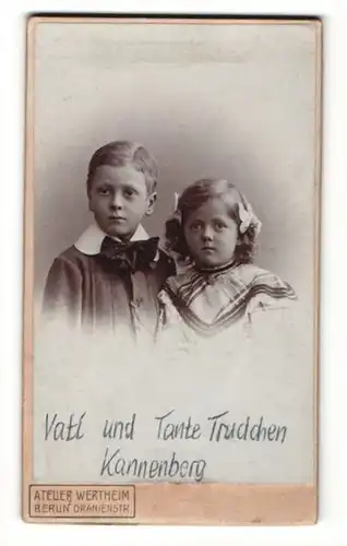 Fotografie Atelier Wertheim, Berlin, Portrait Kinderpaar in zeitgenössischer Kleidung