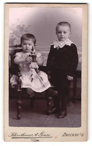 Fotografie Scheithauer & Giese, Zwickau i / S., Portrait Kinderpaar in hübscher Kleidung mit Puppe