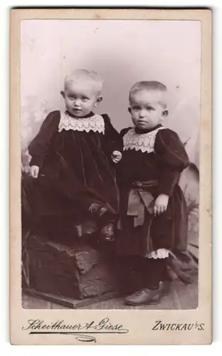 Fotografie Scheithauer & Giese, Zwickau i / S., Portrait zwei kleine Mädchen in Samtkleidern mit weissem Kragen