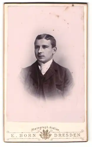 Fotografie E. Born, Dresden, Portrait junger Herr im Anzug mit Krawatte