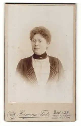 Fotografie Hermann Tietz, Berlin-SW, Portrait bürgerliche Dame in zeitgenössischer Kleidung