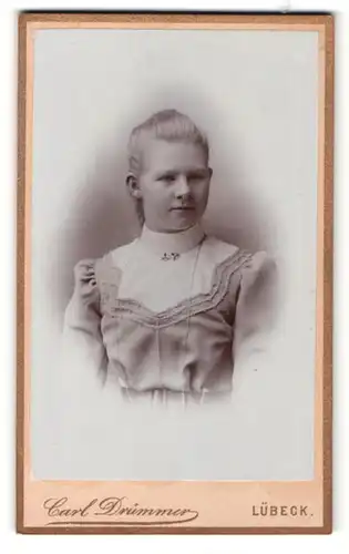 Fotografie Carl Drümmer, Lübeck, Portrait blondes Fräulein im bestickten Kleid