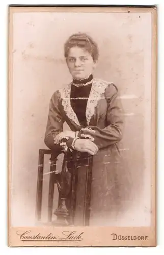 Fotografie Constantin Luck, Düsseldorf, Portrait hübsche Frau im Kleid