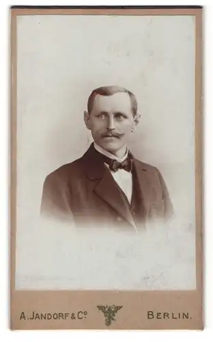 Fotografie A. Jandorf & Co., Berlin, Portrait eleganter Herr mit Schnurrbart