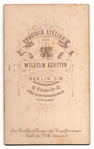 Fotografie Wilhelm Kersten, Berlin, Portrait edler Herr im Anzug